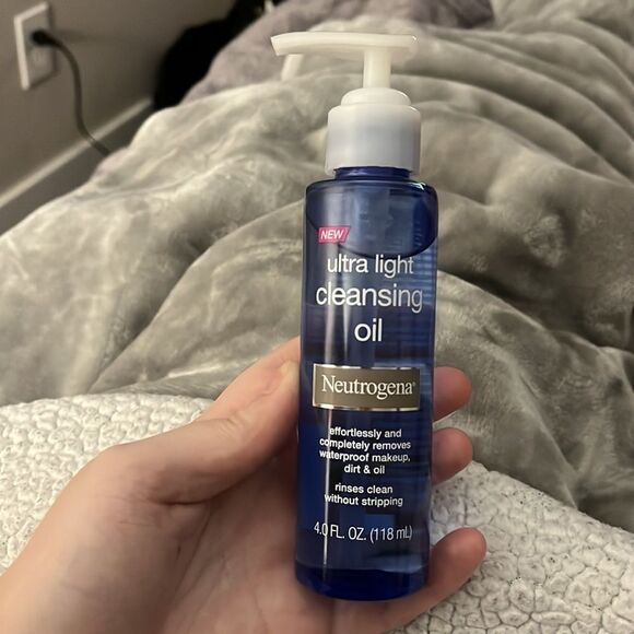 Neutrogena NEW Ultra Light Facial Cleansing Oil & Makeup Remover - Picture 2 of 3